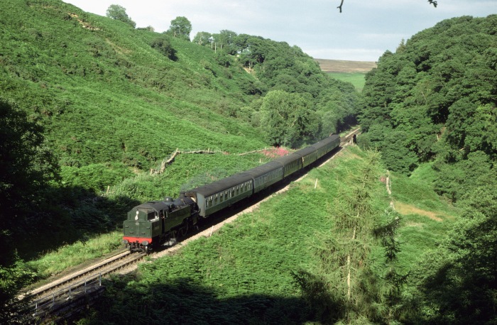 80135&nbsp;Tv mit Zug abwärts Richtung Grosmont rollt bei Water Ark vorbei, um 18:15h am 02.08.2000