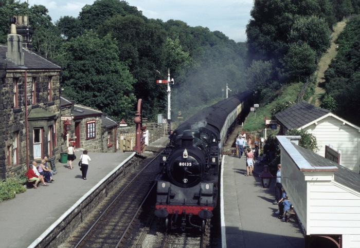 80135 einfahrend in Goathland, 15.08.2000