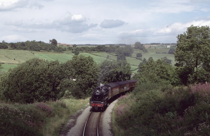 44767 vor der ersten Feldqwegbrücke bei Esk&nbsp;Valley, um 12:55h am 15.08.2000