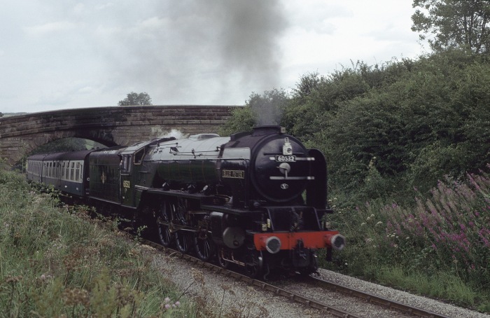 60532 die ex LNER&nbsp;A2 “Blue Peter” mit Zug nach Pickering direkt hinter der vielbeschriebenen, ersten Feldwegbrücke bei Esk&nbsp;Valley / Green&nbsp;End fotografiert, um 13:54h am 15.08.2000