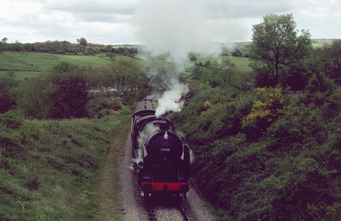 30926 REPTON  ebenfalls kurz vor der ersten Feldwegbrücke bei Esk&nbsp;Valley / Green&nbsp;End, eine Stunde später um 12:54h am 31.05.2002