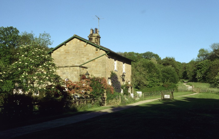 Das Incline Cottage am Fuße der starken Steigung nach Goathland des ehemaligen Bahndamms (bis 1865), heute beliebter Wanderweg, in Beck&nbsp;Hole, im schönen Abendlicht des 31.05.2002 um 19:00h