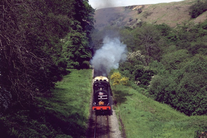 5894 im tiefen und engen Eller&nbsp;Beck -Tal, fotografiert von der Straßenbrücke in der Darnholm -Kurve, um 11:02h am 02.06.2002