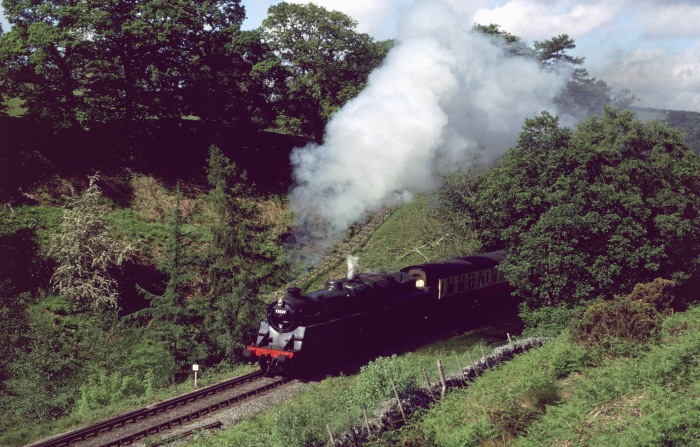75029 bergauf fahrend im Tal bei Water&nbsp;Ark, genau gegenüber der sonst “üblichen” Aufnahmeposition, nämlich von der Ostseite aus fotografiert, um 10:00h am 04.06.2002