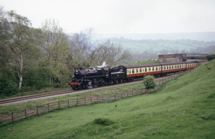 76079 mit Zug nach Pickering direkt hinter der 2.Feldwegbrücke bei Green&nbsp;End, um 11:55h am 13.05.2004