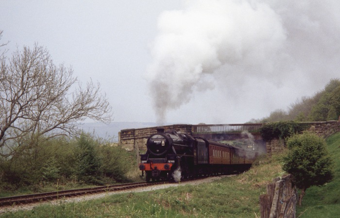 45212 ballert unter der zweiten Feldwegbrücke bei Green&nbsp;End hervor, um 13:55h am 13.05.2004