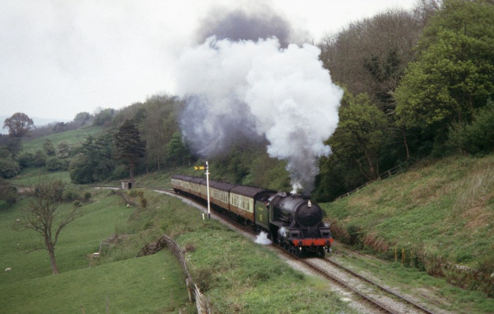 825 mit Zug nach Pickering fotografiert von der 2.Feldwegbrücke bei Green&nbsp;End, um 14:55h am 13.05.2004