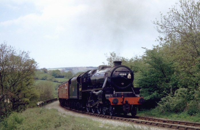 45212 mit Zug nach Pickering im auf den ersten steilen Metern der Steigung bei Esk&nbsp;Valley am Viadukt über den Murk Esk, um 14:55h am 14.05.2004