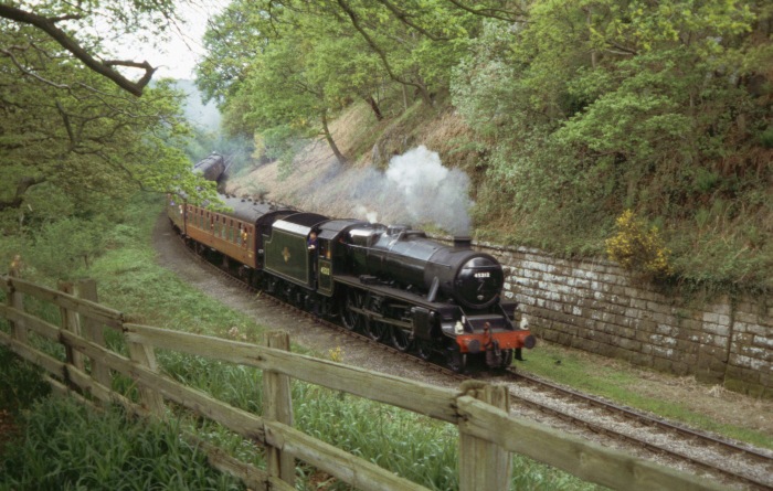 45212 vorn und hinten dran die 62005&nbsp;Tv bei Beck&nbsp;Hole am Anfang des Einschnitts vor der Straßenbrücke, um 13:05h am 15.05.2004