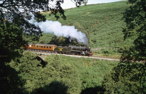 825 mit Teakholzwagen  bei Water&nbsp;Ark, um 9:58h am 23.08.2005