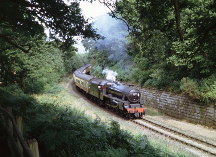 45212 im Einschnitt in der Kurve kurz vor der Straßenbrücke bei Beck&nbsp;Hole, um 11:54h am 23.08.2005