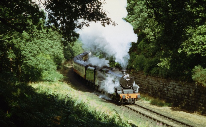 45407 im Einschnitt in der Kurve vor der Straßenbrücke bei Beck&nbsp;Hole, um 11:56h am 25.08.2005
