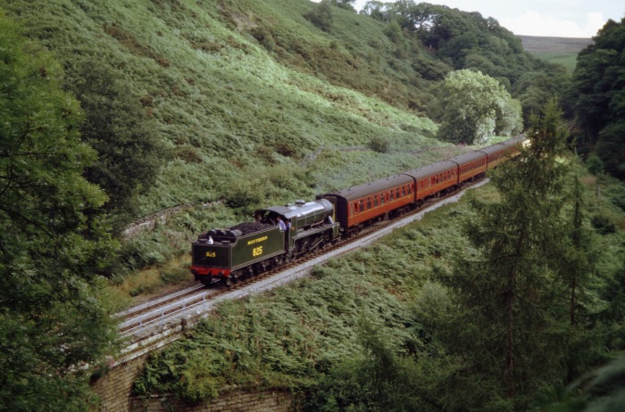 825 Tv kommt mit dem ersten Zug aus Pickering, am gleichen Ort, nämlich bei Water&nbsp;Ark, abwärts gefahren, um  11:13h am 26.08.2005