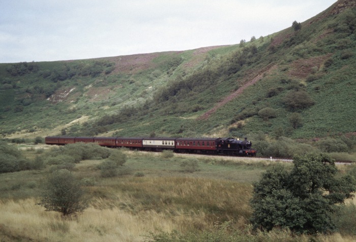 5224 mit Zug nach Pickering im Newton&nbsp;Dale, 30.08.2005
