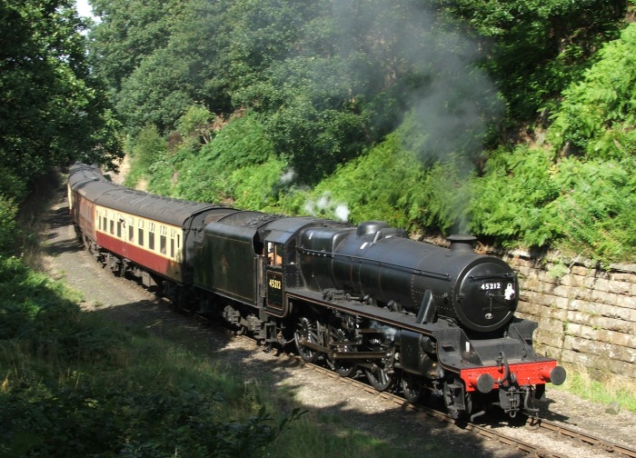 45212 mit dem vorletzten Zug Grosmont-Pickering des Tages, der hier von Armin&nbsp;R. und im nächsten Foto 
								von mir im Newton&nbsp;Dale Halt fotografiert wurde, im Einschnitt vor der Brücke bei Beck&nbsp;Hole, um 17:06h am 30.08.2005