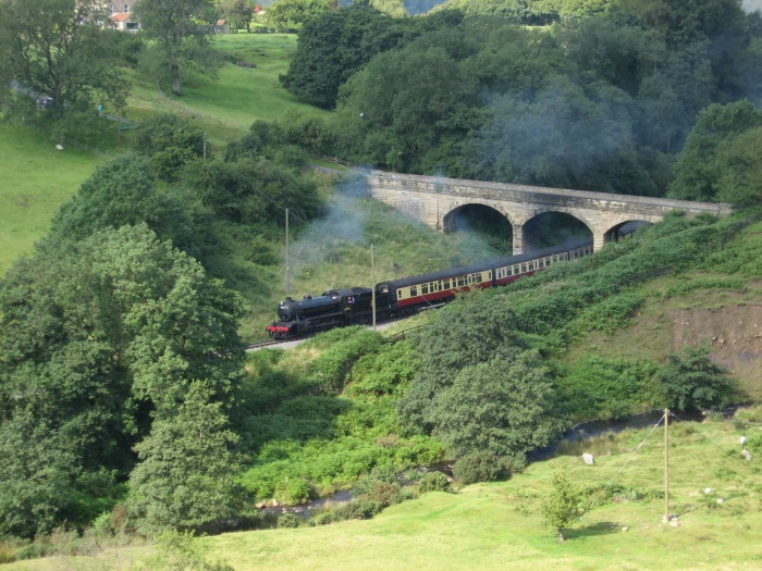 Der “Highlander”, ex LNER class&nbsp;K4, die (kleine) Dreizylinderlok  61994 (“The Great Marquess”) im Regeleinsatz auf der NYMR, hier zu sehen natürlich leicht erkennbar in der Darnholm-Kurve gleich hinter der Straßenbrücke, um 10:44h am 20.08.2008