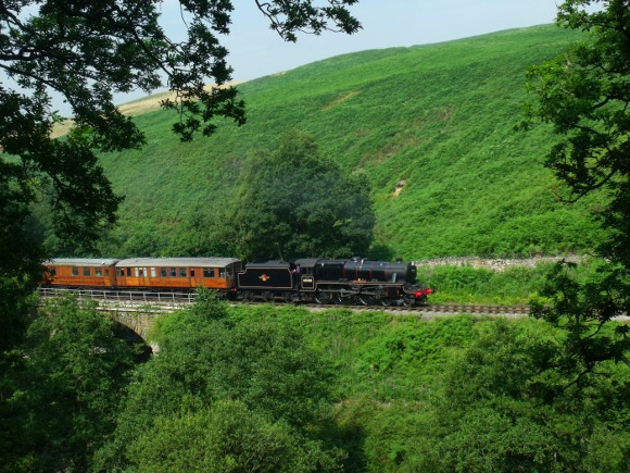 45428 mit dem LNER-Teakholzwagen-Zug Richtung Pickering bei Water&nbsp;Ark, um 12:46h am 15.08.2012