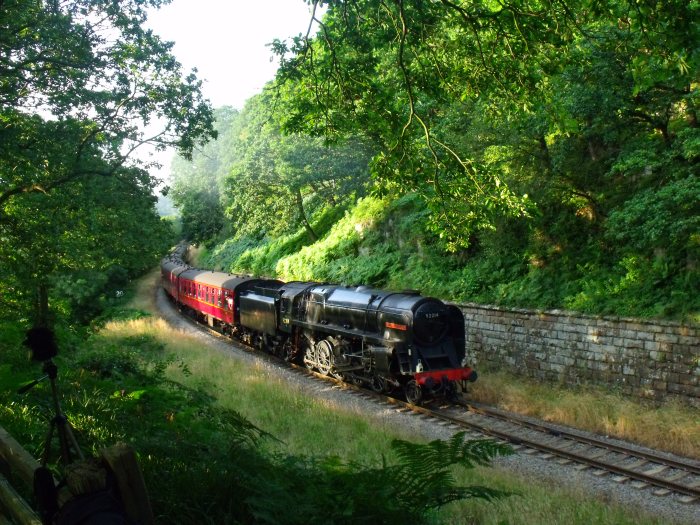92214 mit letzten Zug des Tages, der aus Whitby kommt aber in Grosmont ungespannt wird, bei Beck&nbsp;Hole um 18:44h am 16.08.2012