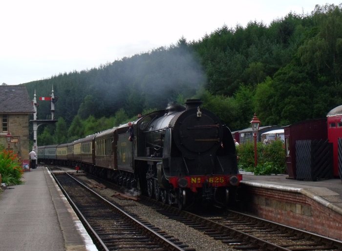 825 mit Zug Grosmont&rarr;Pickering, rollt in Bahnhof Levisham ein, 14:27h am 19.08.2012