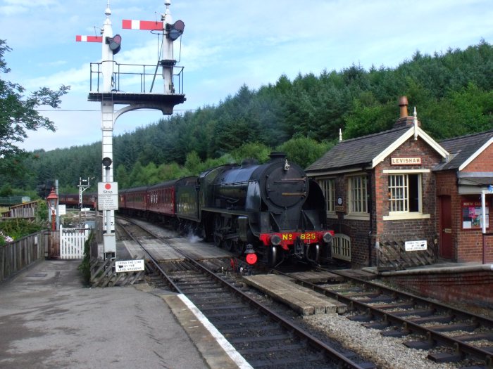 825 mit Zug Grosmont&rarr;Pickering, einfahrend im Bahnhof Levisham ein, 11:23h am 20.08.2012