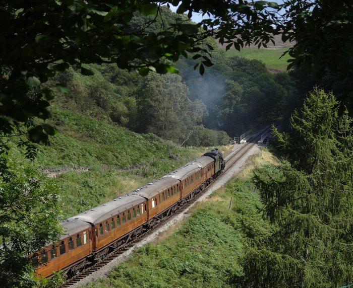 45428 mit dem LNER- Teakholzwagenzug bei Water&nbsp;Ark, um 12:39h am 22.08.2012