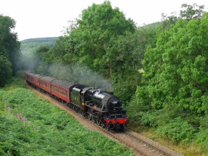 5428 mit Zug von Pickering nach Whitby abwärts fahrend bei Green&nbsp;End, um 10:22h am 03.08.2019