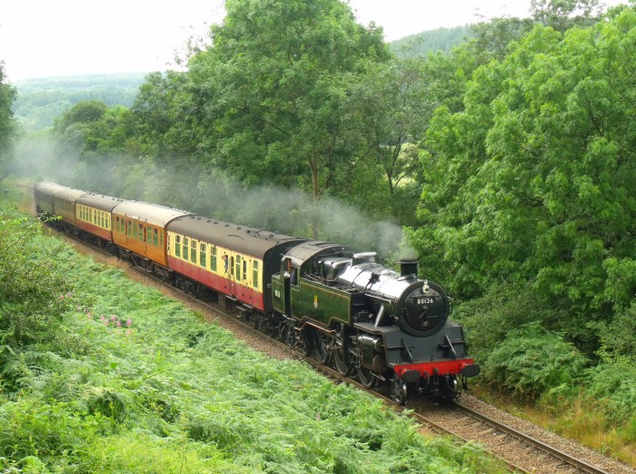 80136 mit Zug aus Pickering nach Grosmont rollt abwärts an der (oberen) Feldwegbrücke bei Green&nbsp;End, um 12:03h am 03.08.2019
