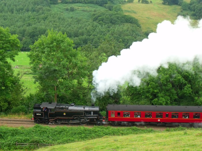 80136 Tv mit Zug nach Pickering am Schafswiesen-Hang kurz hinter der 2.Feldwegbrücke bei Green&nbsp;End, um 13:35h am 03.08.2019