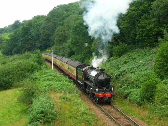 1264 mit Zug nach Pickering an der 2.Feldwegbrücke bei Green&nbsp;End, um 14:35h am 03.08.2019