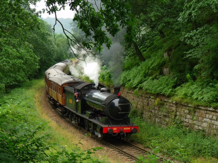 2238 mit dem Gresley-Teakholzwagen-Zug unterwegs nach Pickering, aufgenommen in der Kurve vor der Straßenbrücke bei Beck&nbsp;Hole, um 16:40h am 03.08.2019