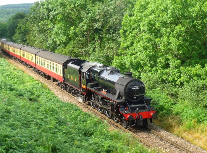 5428 mit dem ersten durchgehenden Zug des Tages von Pickering nach Whitby abwärts, an der Feldwegbrücke bei Green&nbsp;End, um 10:22h am 05.08.2019