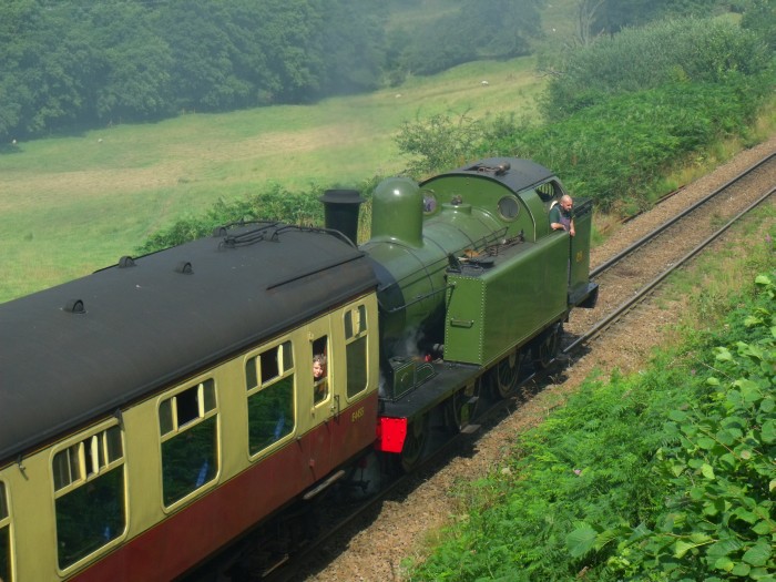 No.&nbsp;29 schiebt Zug nach Goathland hoch, bei Green&nbsp;End, um 11:38h am 05.08.2019