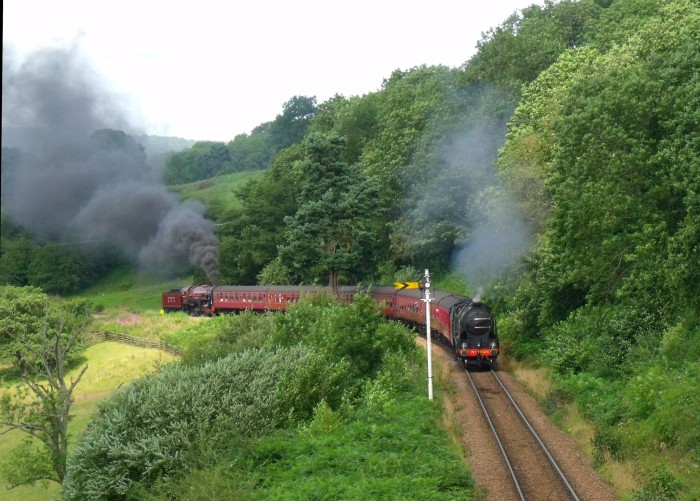 926 vorn, hinten Schublok USATC S160 Nr. 2253, Foto bei Green&nbsp;End zwischen den Feldwegbrücken, um 14:43h am 05.08.2019
