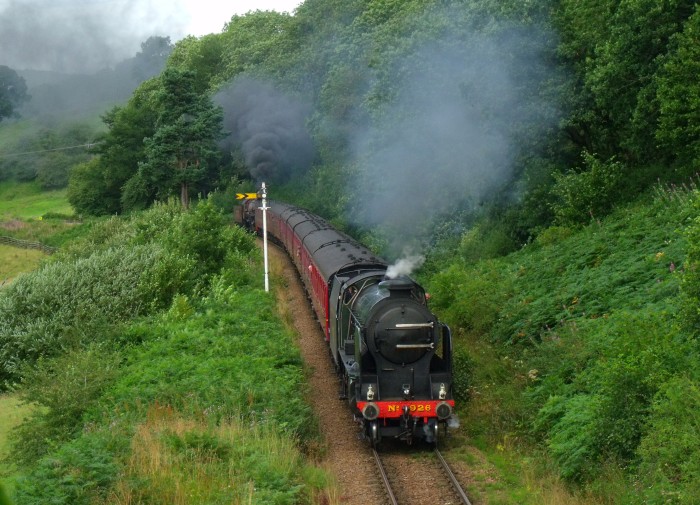 926 bei Green&nbsp;End, hinten schiebt 2253 um 14:43h am 05.08.2019