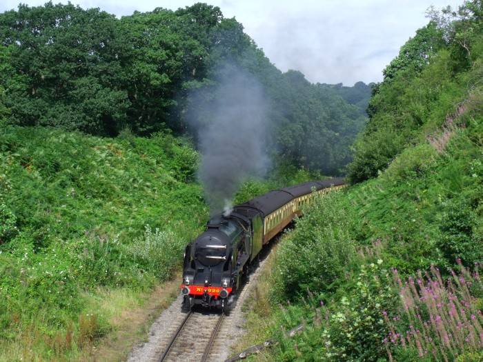 5428 mit Zug nach Pickering, im Einschnitt südlich der Straßenbrücke bei Beck&nbsp;Hole, um 10:20h am 06.08.2019