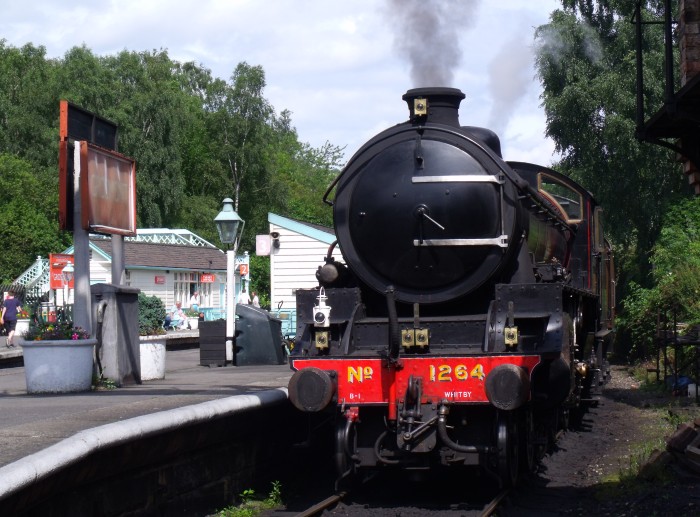1264 wartet auf dem ganz östlichen Gleis&nbsp;4 auf ihren Zug in der Station Grosmont, um 12:40h am 06.08.2019