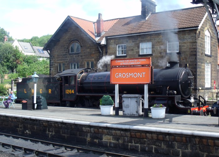 1264 wartet auf dem ganz östlichen Gleis&nbsp;4 auf ihren Zug in der Station Grosmont, um 12:44h am 06.08.2019