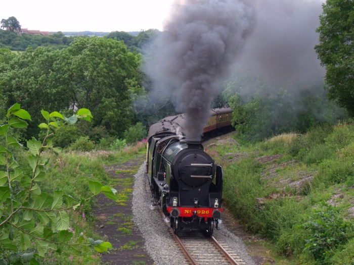 926&nbsp;REPTON mit Zug nach Pickering, in der Kurve kurz vor der ersten Feldwegbrücke bei Esk&nbsp;Valley / Green&nbsp;End, um 14:55h am 06.08.2019