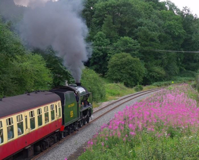 926&nbsp;REPTON mit Zug nach Pickering an der ersten Feldwegbrücke bei Esk&nbsp;Valley / Green&nbsp;End, um 14:55h am 06.08.2019