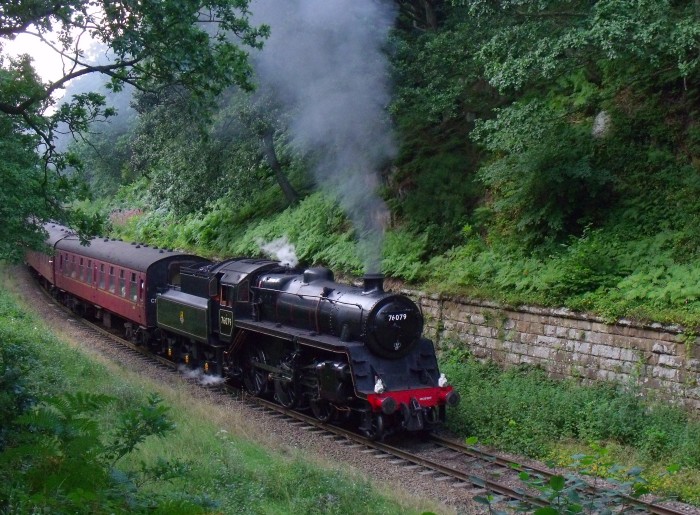 76079 in der Kurve vor der Straßenbrücke bei Beck&nbsp;Hole, um 17:29h am 06.08.2019