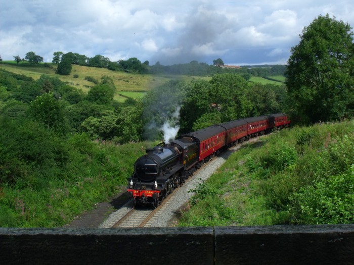 1264 mit dem ersten Zug nach Pickering an diesem Tag an der ersten Feldwegbrücke bei Esk&nbsp;Valley / Green&nbsp;End, um 10:40h am 07.08.2019