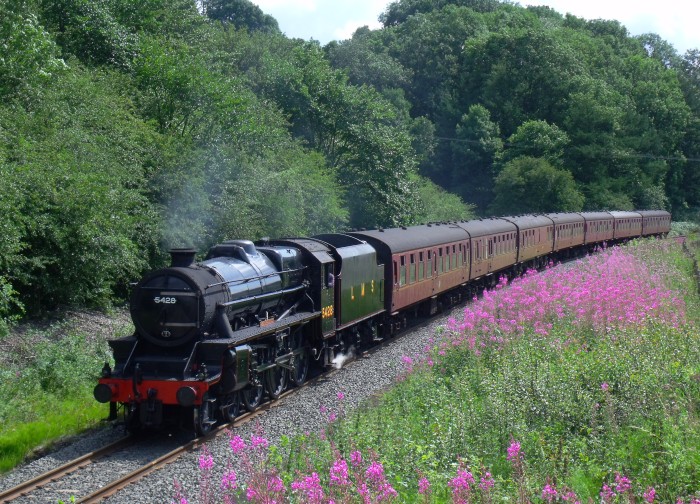5428 abwärts fahrend an der unteren Feldwegbrücke bei Esk&nbsp;Valley / Green&nbsp;End, um 14:04h am 07.08.2019