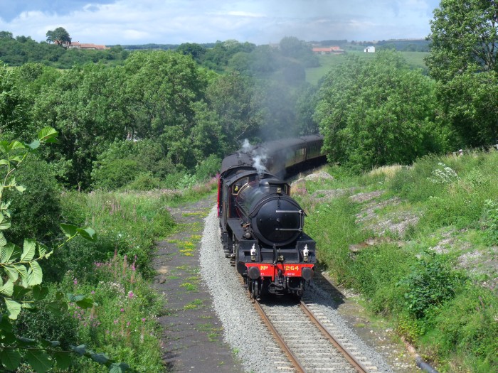 1264 mit Zug von Whitby nach Pickering, nahe der unteren Feldwegbrücke bei Esk&nbsp;Valley / Green&nbsp;End, um 14:37h am 07.08.2019