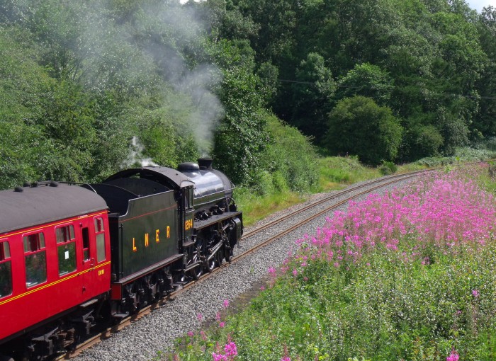 1264 mit Zug von Whitby nach Pickering, nahe der unteren Feldwegbrücke bei Esk&nbsp;Valley / Green&nbsp;End, um 14:37h am 07.08.2019