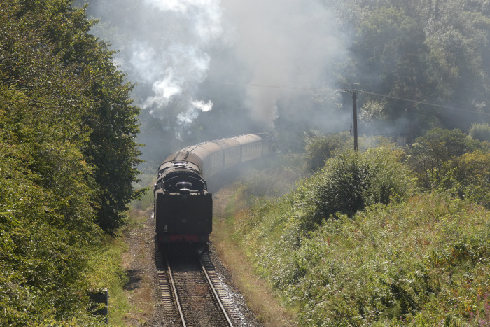 vorn 2392 vorm Moorlander, Schub durch 92134, fotografiert von der ersten Brücke bei Green End, um 12:39h am 30.08.2024