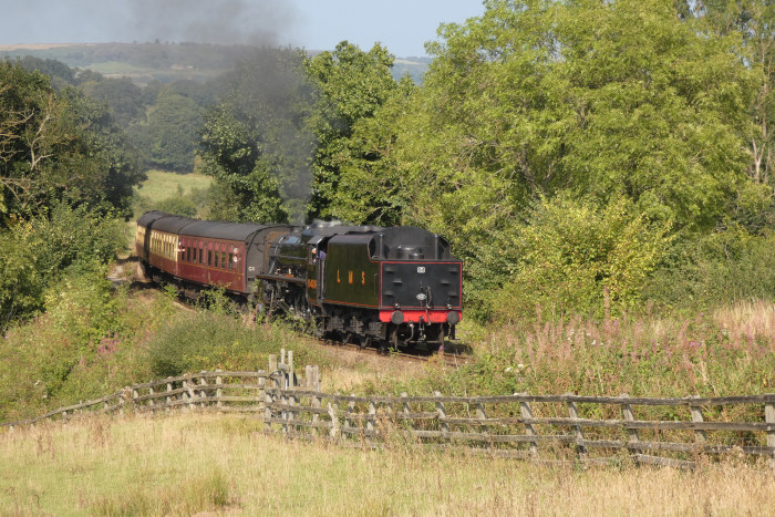 5428 (als Lok der LMS beschriftet und lackiert), hier nun mit Zug Whitby&rarr;Pickering rückwärts den Berg hoch, an den Wiesen kurz vor der ersten Feldwegbrücke hinter Esk Valley bei Green End, um 14:44h am 30.08.2024