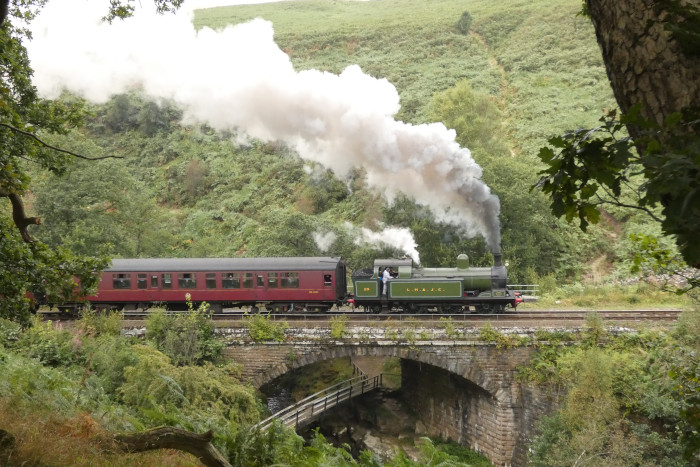 Lok L.H.&nbsp;&&nbsp;J.C. No.29 mit Zug von Grosmont nach Pickering, bei Thomason Foss / Water Ark, um 16:40h am 01.09.2024