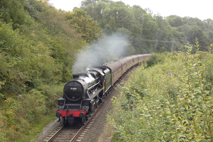 5428 mit Zug Pickering&rarr;Whitby an der unteren Feldwegbrücke (in anderer Richtung als die &bdquo;erste&ldquo; bezeichnet) bei Green End, um 13:02h am 03.09.2024