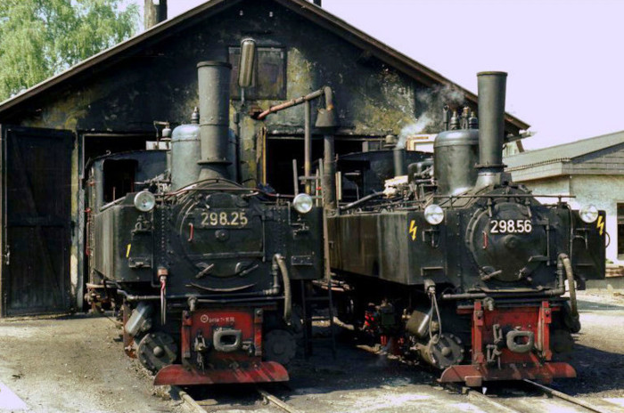 298.25 neben 298.56 vor dem Schuppen des Heizhaus Garsten, im April&nbsp;1978