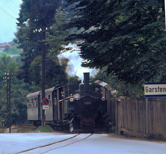 298.51 mit Pz Richtung Grünberg/Molln an dem berüchtigten oder bekannten... Bahnübergang zwischen Garsten und Sarning, Juli&nbsp;1976